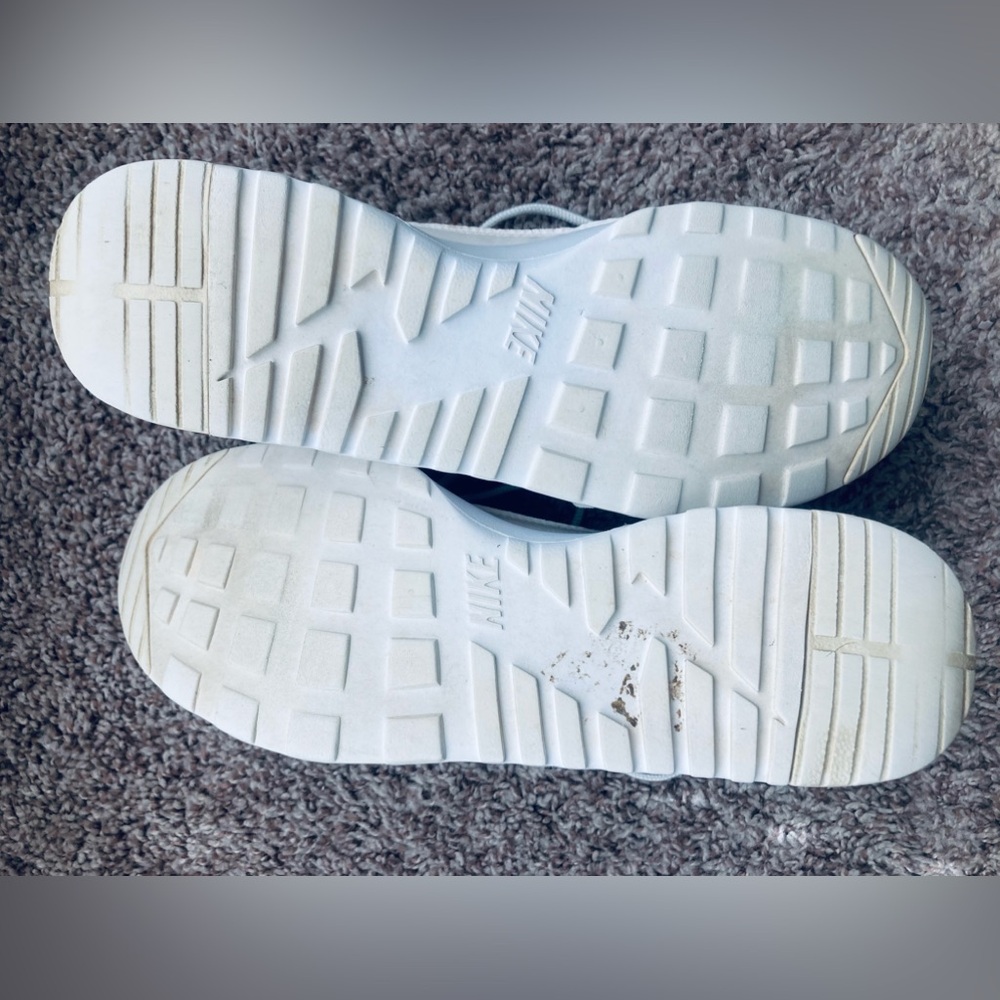 Women's Cream/White Nike Sneaker Size 6 - Picture 7 of 7